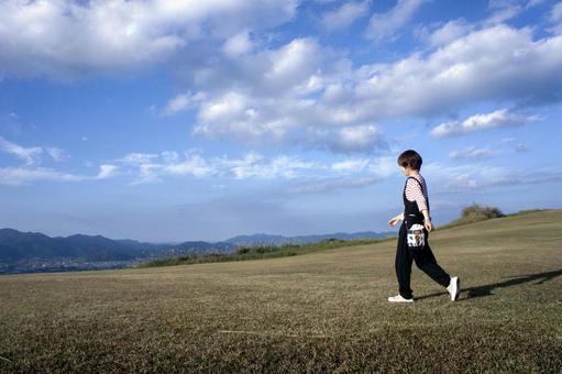 ＜素材＞家族旅行で秋の山頂に登る女性 女性,山登り,空の写真素材