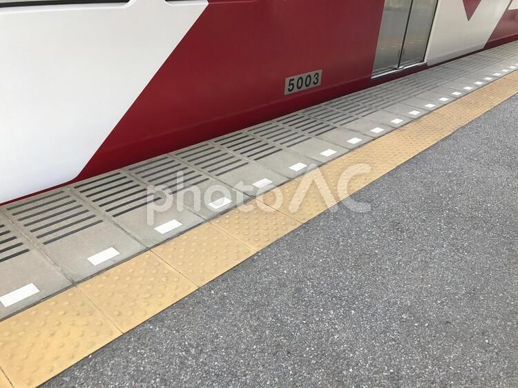電車とホーム レーストラック,交通機関,交通量の写真素材