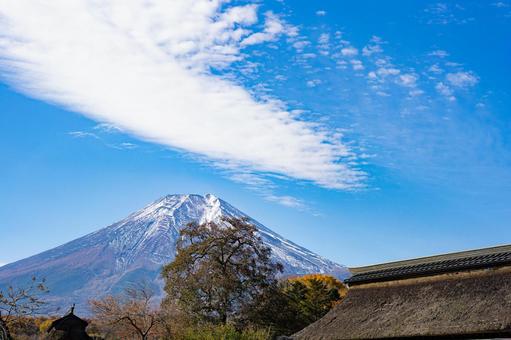 秋の忍野八海から見える富士山 秋の忍野八海から見える富士山 忍野八海,富士山,山梨の写真素材