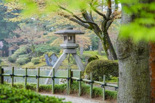 金沢 新緑の兼六園 ことじ灯籠(石川) 金沢 新緑の兼六園 ことじ灯籠(石川) 兼六園,日本庭園,和風の写真素材