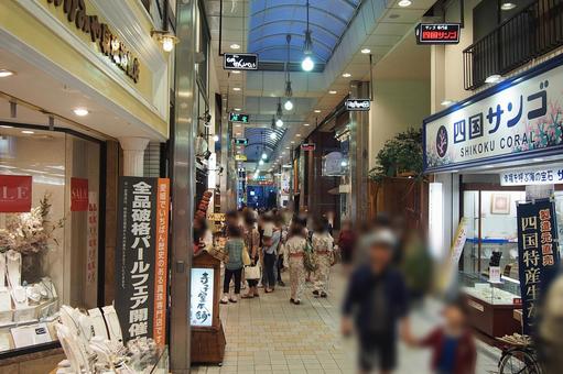ゴールデンウィークの道後温泉アーケード 道後温泉,アーケード,土産物店の写真素材