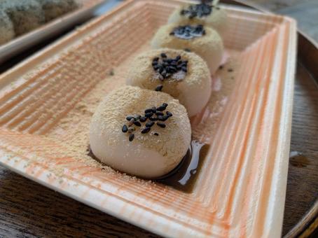 お団子 お団子 団子,和菓子,黒蜜の写真素材