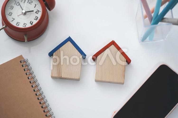 2つの木製の家とスマホと雑貨 家,住宅,ローンの写真素材