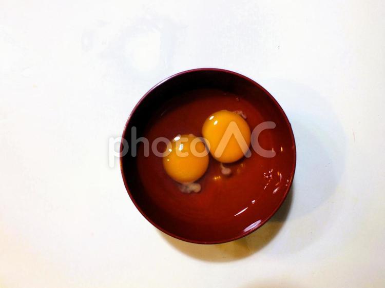 お椀の中に卵ふたつ 卵,生卵,2個の写真素材