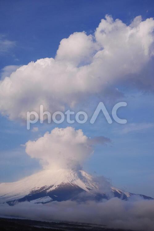 雲の形が噴火してるように見える富士山 富士山,雲,雲海の写真素材