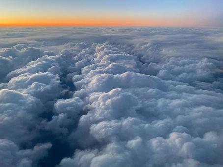 飛行機から見えた雲海 雲海,夕焼け,飛行機の写真素材