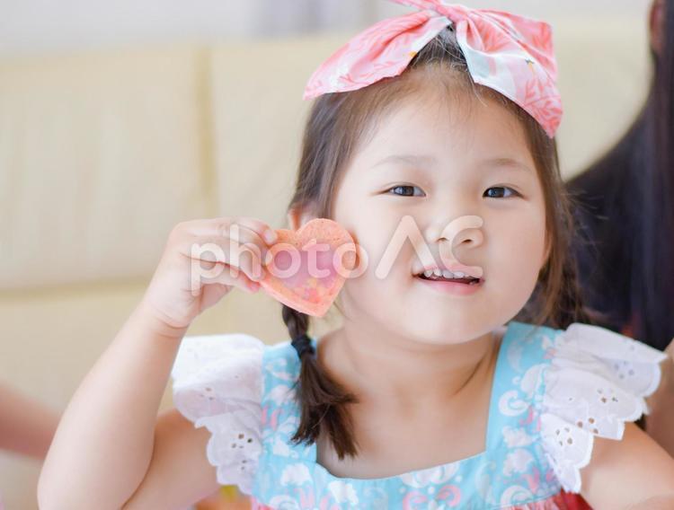 ハートのクッキーを持つ子供 ハート,クッキー,お菓子の写真素材