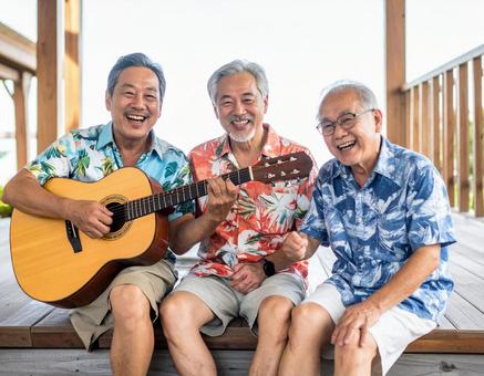 ギターのセッションを楽しむ日本人男性 ギターのセッションを楽しむ日本人男性の写真