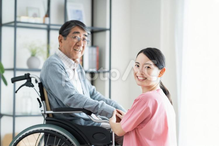 車椅子のシニアの男性と介護福祉士 介護,シニア,男性の写真素材