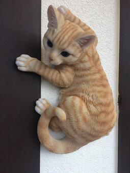 壁にしがみつく茶トラ猫のリアルな置物 猫,置物,茶トラの写真素材