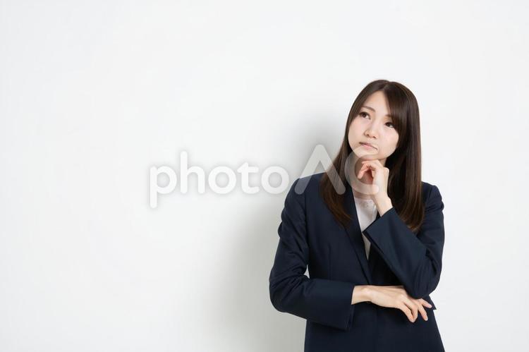 アゴに手をあて悩んでいるビジネスウーマン（コピースペース） ビジネス,女性,スーツの写真素材