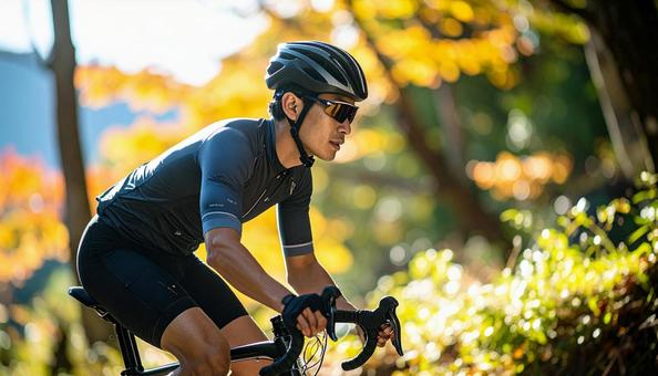 ロードバイクでサイクリングする男性 ロードバイクでサイクリングする男性の写真