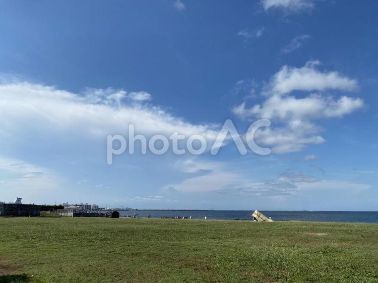 草原と青空に広がる雲 空,雲,海の写真素材