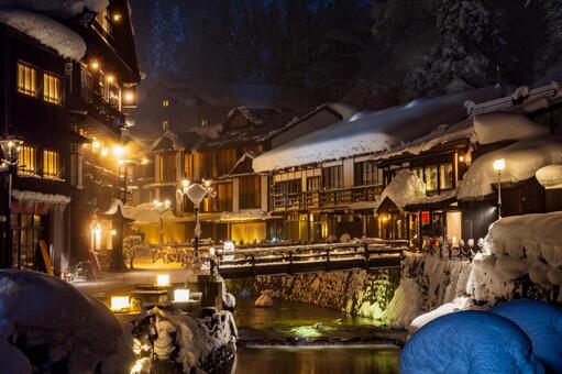 冬の銀山温泉街の夜景 夜景,夜の眺め,夜景スポットの写真素材