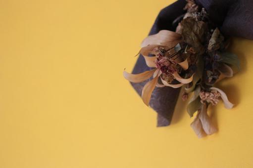 黄色い地に薔薇のドライフラワースワッグG 薔薇,ドライフラワー,スワッグの写真素材