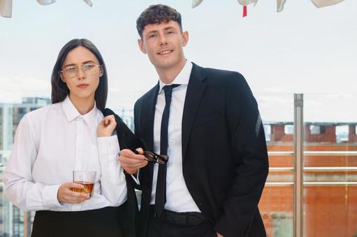 笑顔の男性と真顔のロングヘアの女性 男女,外国人,微笑むの写真素材