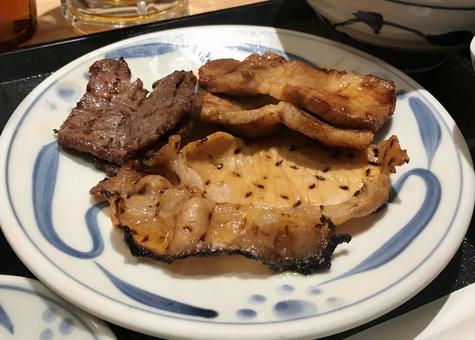 焼肉三種盛りの定食皿 焼肉,盛り合わせ,定食の写真素材