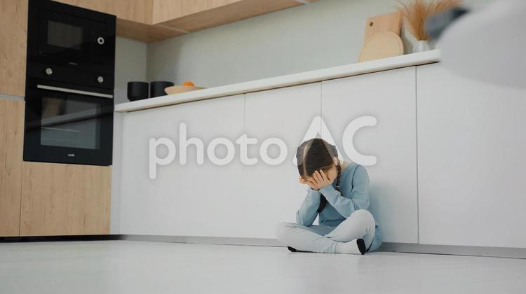 目を覆って泣いている女の子 女の子,娘,子供の写真素材