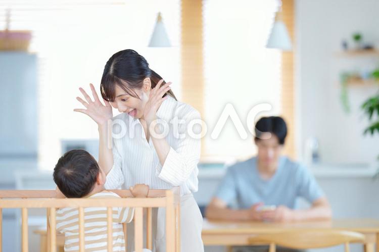 ベビーベッドの中の子供をあやす母 母子,あやす,ベビーベッドの写真素材