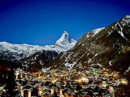 マッターホルンと麓の街 マッターホルンと麓の街 山,雪,空の写真素材