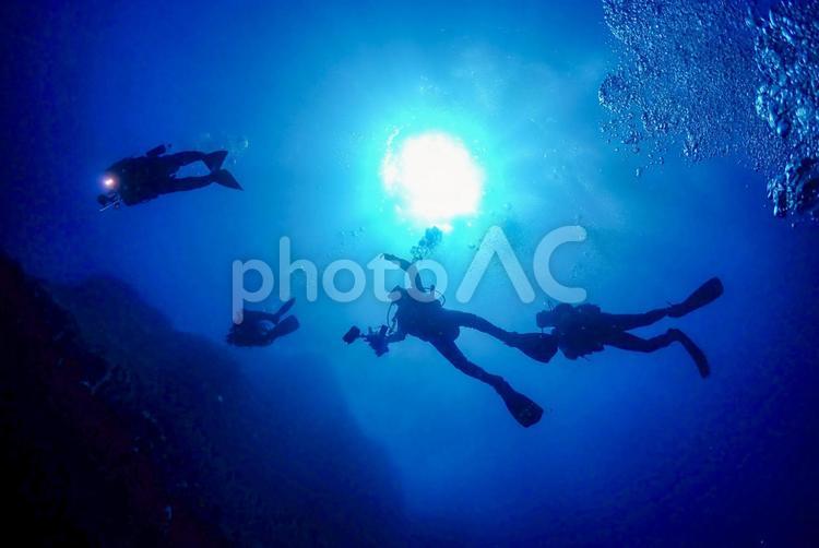 西伊豆・雲見　光が差し込む洞窟とダイバー スキューバダイビング,光,ダイバーの写真素材