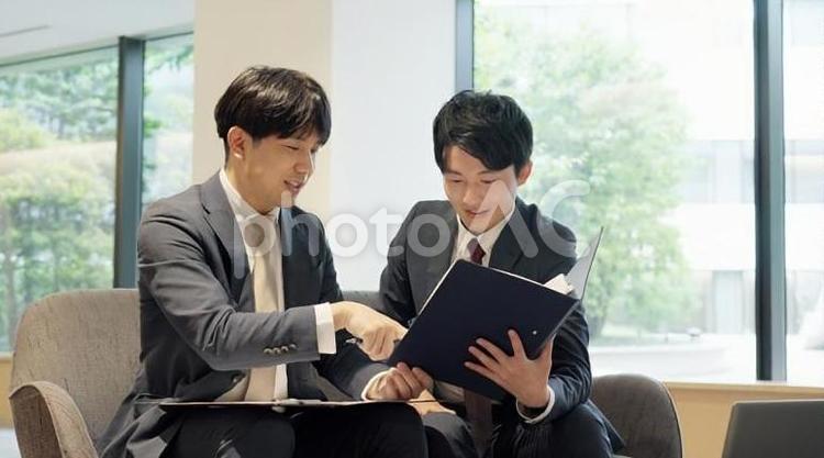 打ち合わせをするビジネスパーソン 打ち合わせ,アドバイス,助言の写真素材