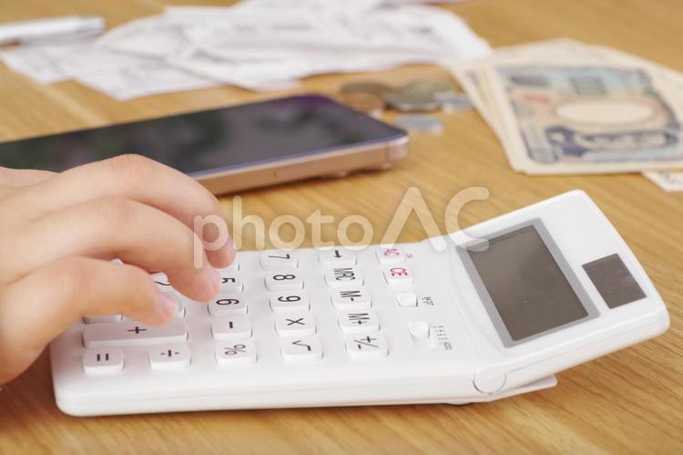 家計管理をする女性 お金,家計,家計簿の写真素材