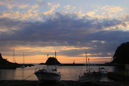 A beautiful sunset seen beyond Nishina Port, JPG A beautiful sunset seen beyond Nishina Port, JPG