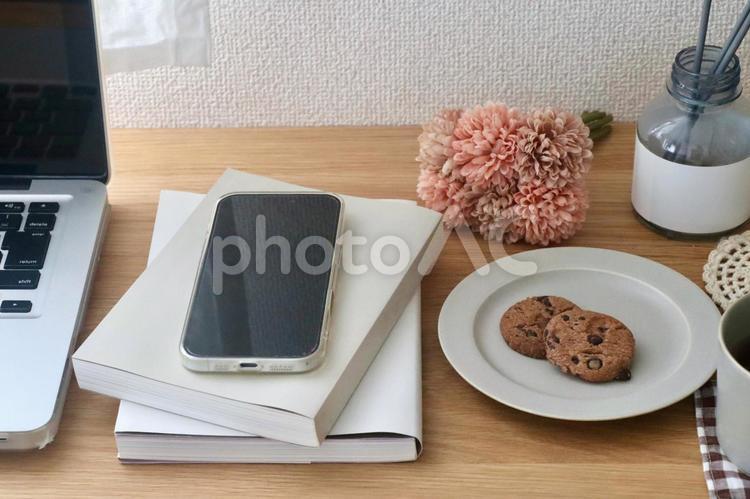 スマホと本とクッキー　読書の秋 スマホ,パソコン,デスクワークの写真素材