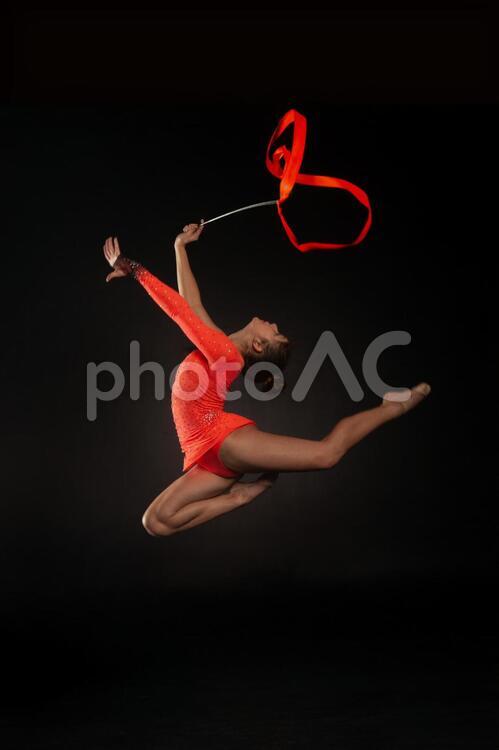 新体操をする女性 新体操,スポーツ,演技の写真素材