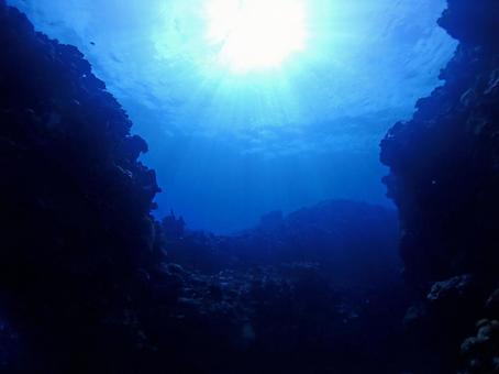沖縄・石垣島海底に届く日差し 沖縄・石垣島海底に届く日差しの写真