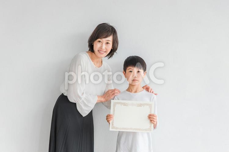 賞状を持つ男の子と笑顔の日本人女性 小学生,賞状,笑顔の写真素材