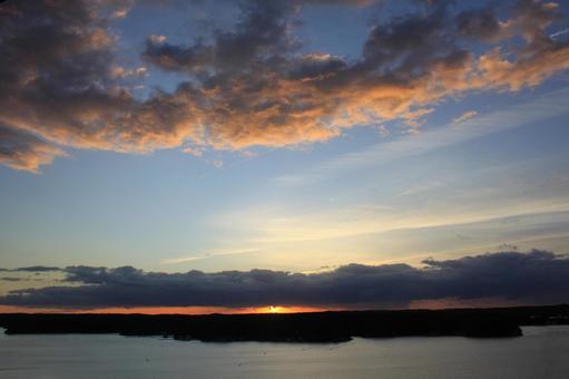 青空と朝日 陽,昇る,朝焼けの写真素材