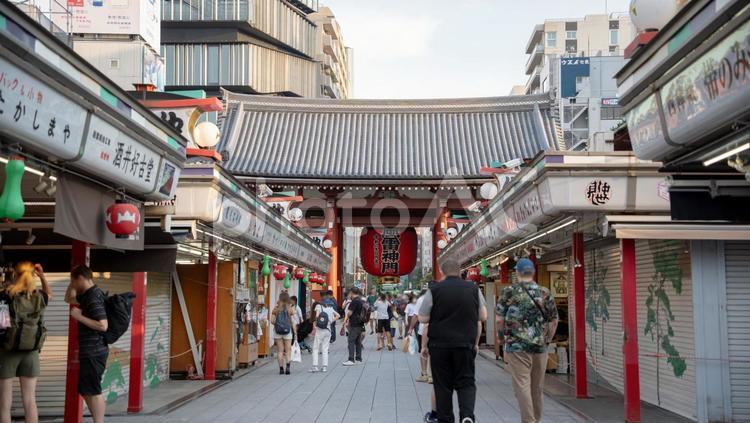 仲見世通りから見る提灯 浅草,施設,雷門の写真素材