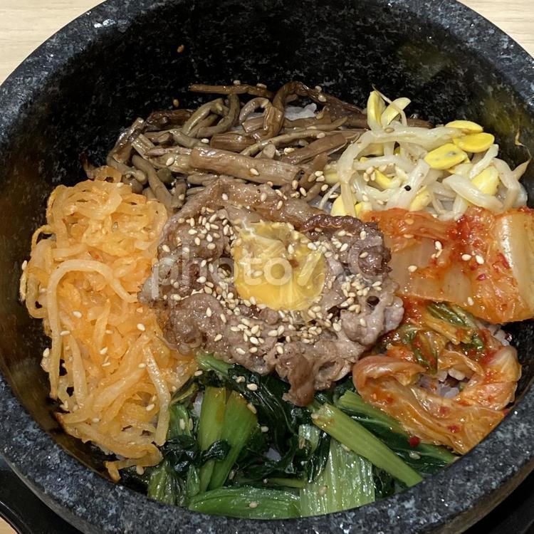 石焼きビビンバ〜具沢山 ビビンバ,石焼き,韓国料理の写真素材