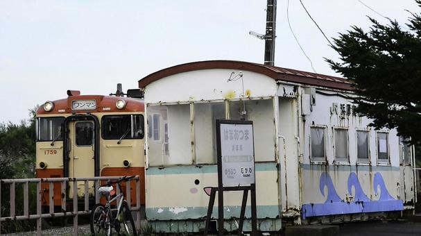 車掌車改造待合室の浜厚真駅 車掌車改造待合室の浜厚真駅 浜厚真駅,キハ40,キハ40-1759の写真素材