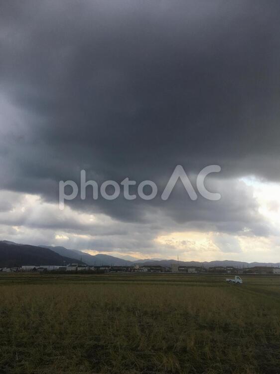 雲の間から光のさす秋の北陸の風景 太陽,風景,ひかりの写真素材