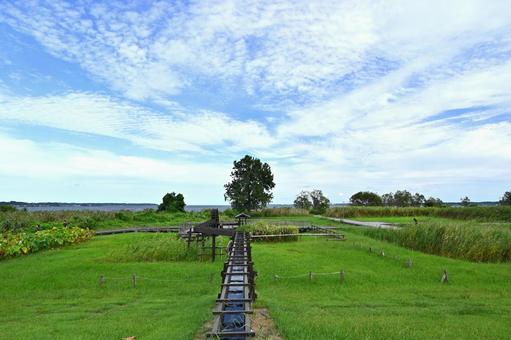 霞ヶ浦へとまっすぐと続く水車の写真