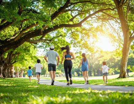 親子でジョギングするファミリーの写真
