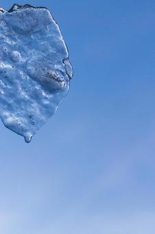 氷のしずくと青空_縦 氷,しずく,水滴の写真素材