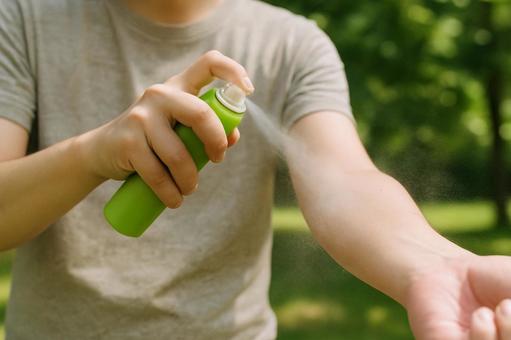 虫除けスプレーを直接腕に 虫除けスプレーを直接腕にの写真