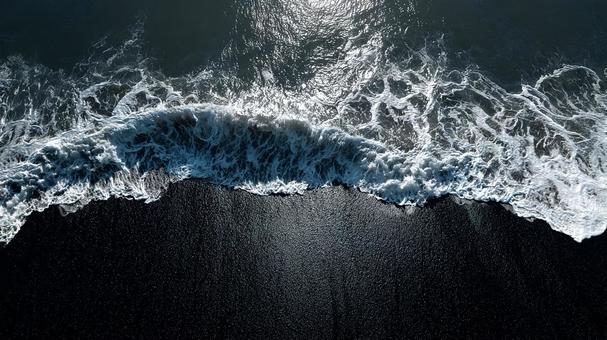 波と砂浜の美しいコントラスト 波と砂浜の美しいコントラストの写真