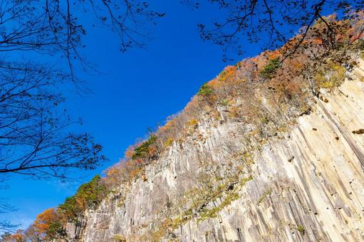 晩秋の材木岩公園⑼ 材木岩,晩秋,紅葉の写真素材