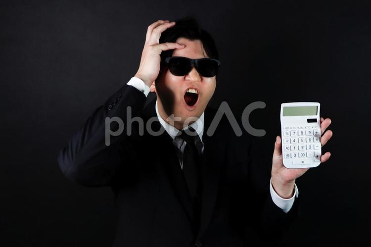 電卓に驚くビジネスマン ビジネスマン,スーツ,ネクタイの写真素材
