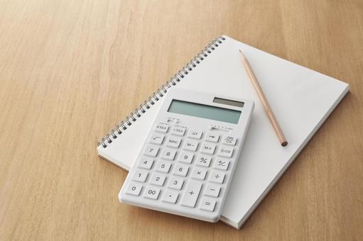 白紙のリングノート 電卓 鉛筆 計算 白紙のリングノート 電卓 鉛筆 計算 デスク,ノート,白紙の写真素材