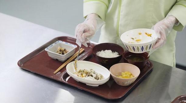 介護食を用意するアジア人調理師 介護食を用意するアジア人調理師 介護職,刻み食,調理師の写真素材