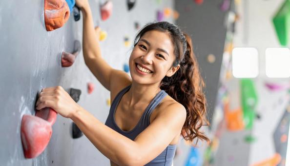 ボルダリングをする女性の写真