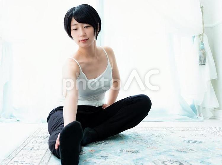 05：室内でヨガをする女性 女性,人物,日本人の写真素材