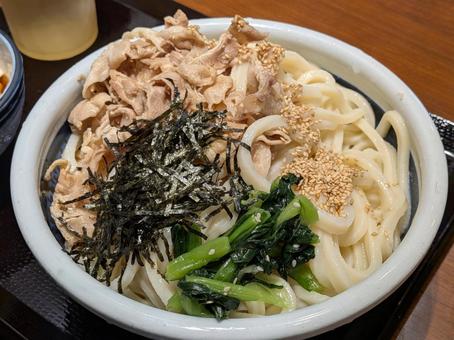 玉縁鉢に盛られた豚肉つけ汁うどん うどん,豚肉,刻み海苔の写真素材