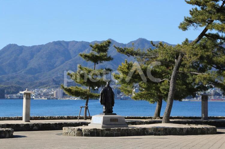 宮島の自然美と平清盛像(広島県) 厳島,世界遺産,安芸の宮島の写真素材